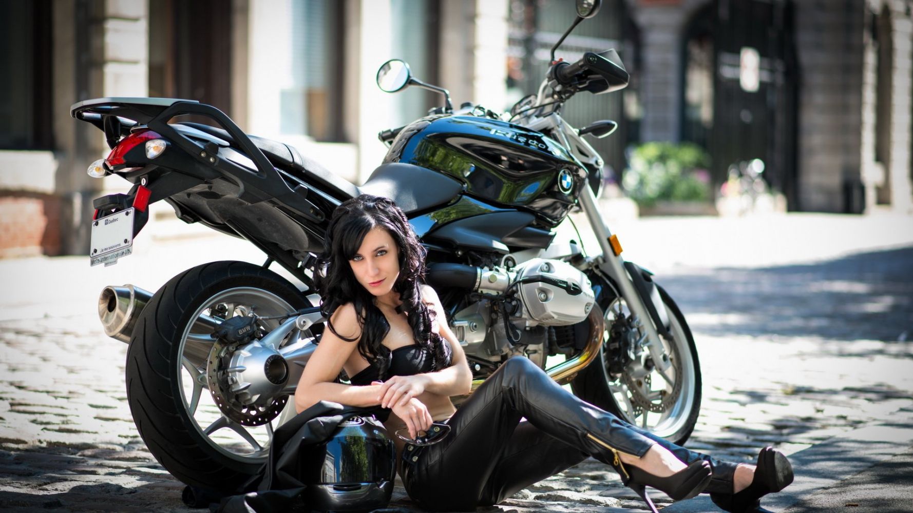 Fresh photos, fresh mood — European women on bikes online in Bandung