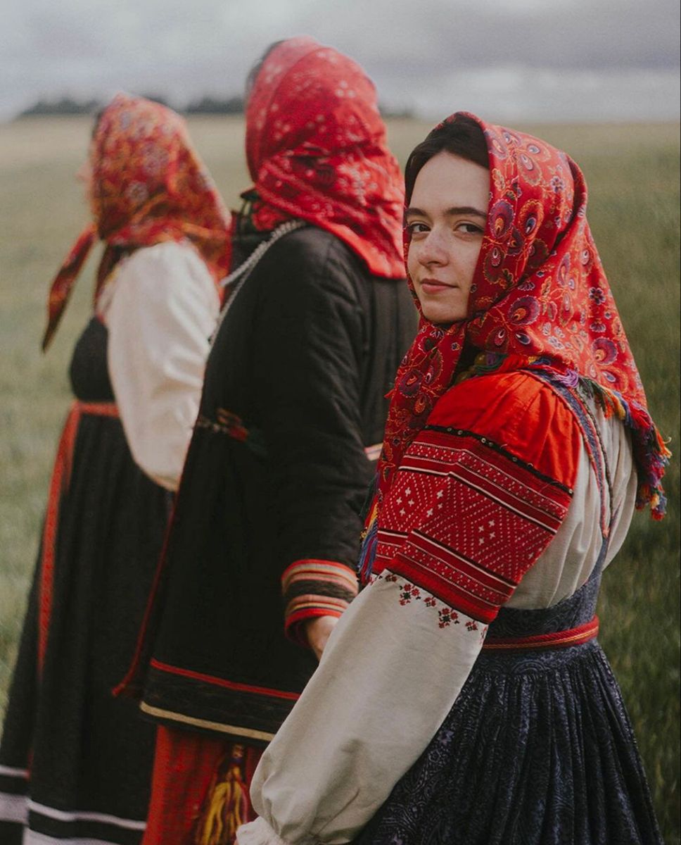 Women in Slavic costumes’s look of the day — catch her live in Bandung
